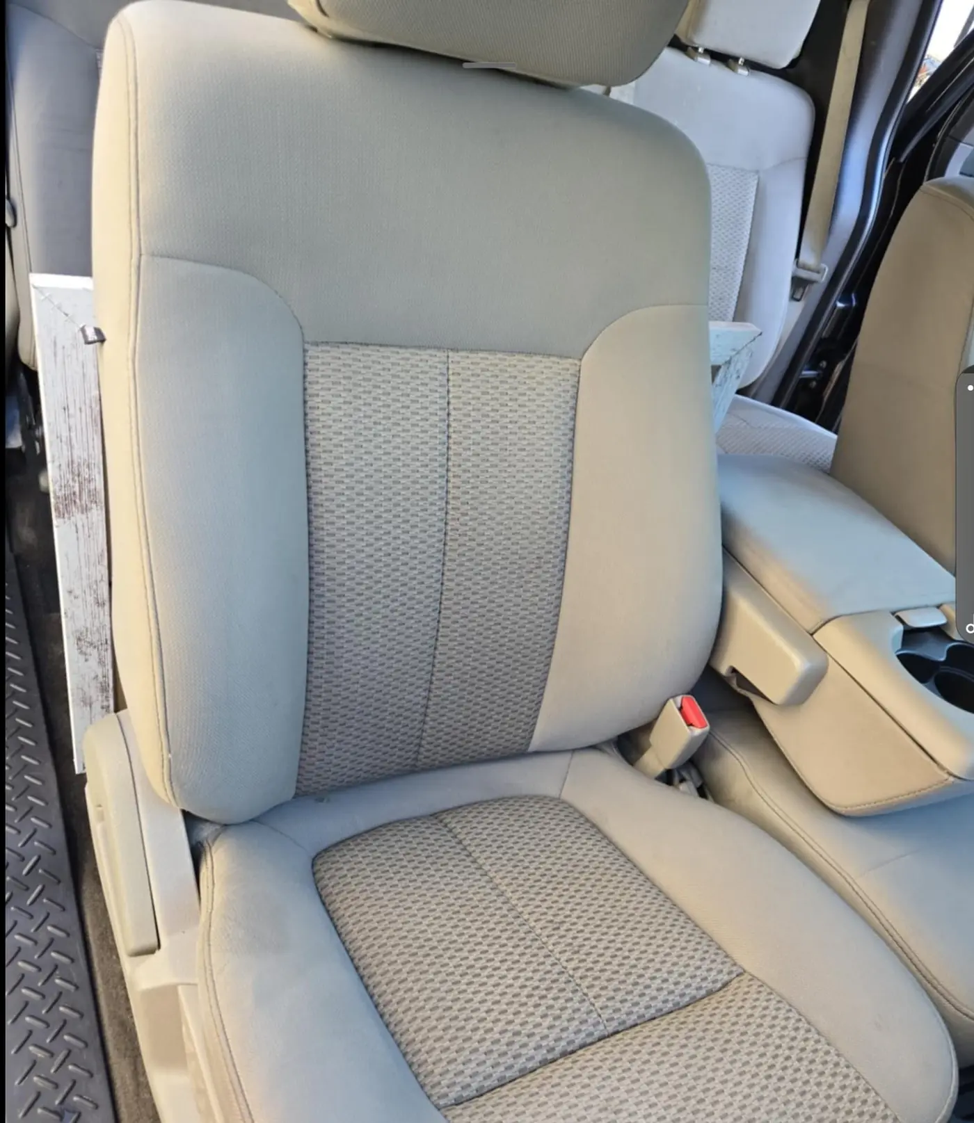 Detailing expert cleaning dashboard in Montreal auto spa